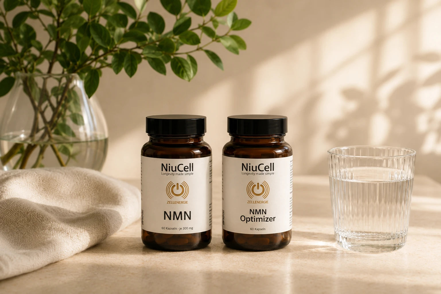 NiuCell NMN und NMN Optimizer mit einem Glas Wasser im Morgenlicht