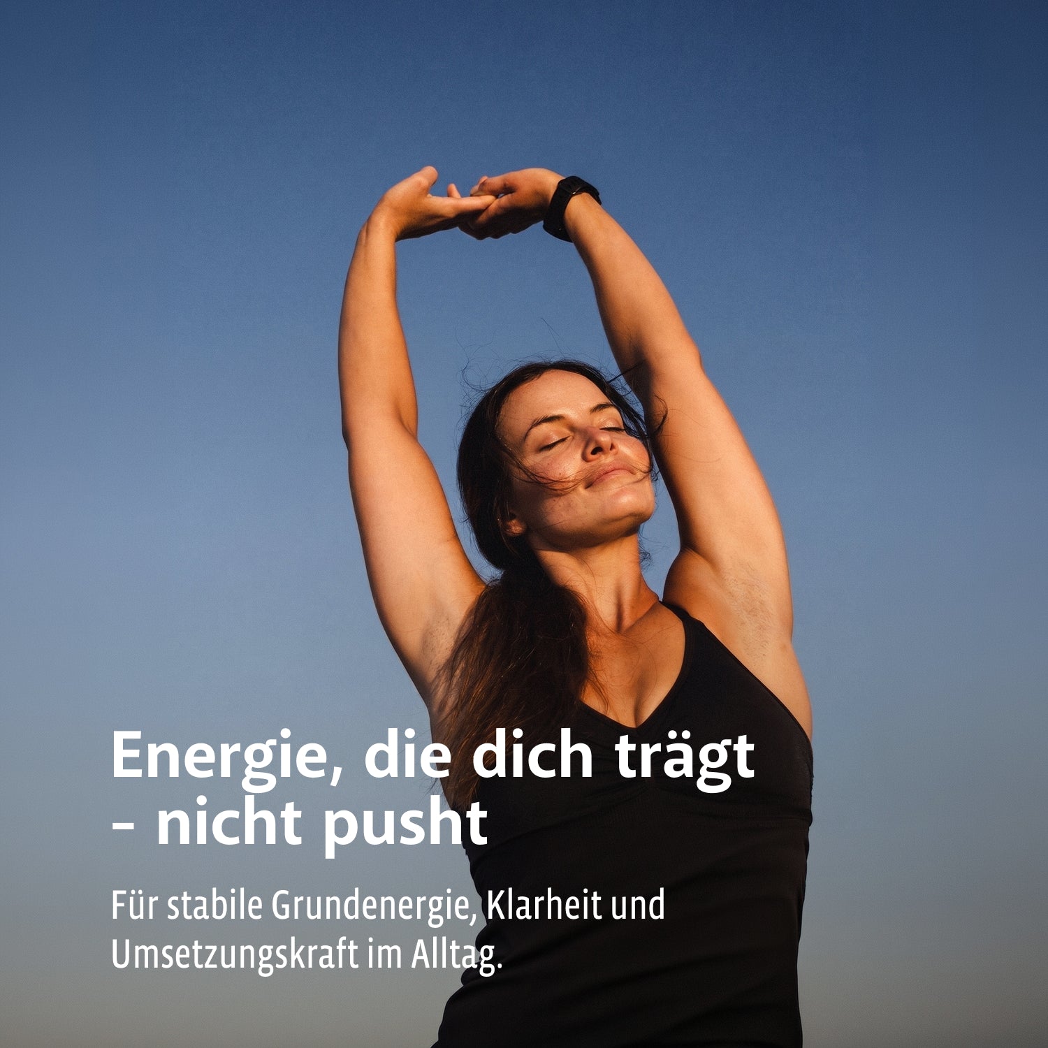 Frau streckt sich vor blauem Himmel mit Text zu tragender Energie