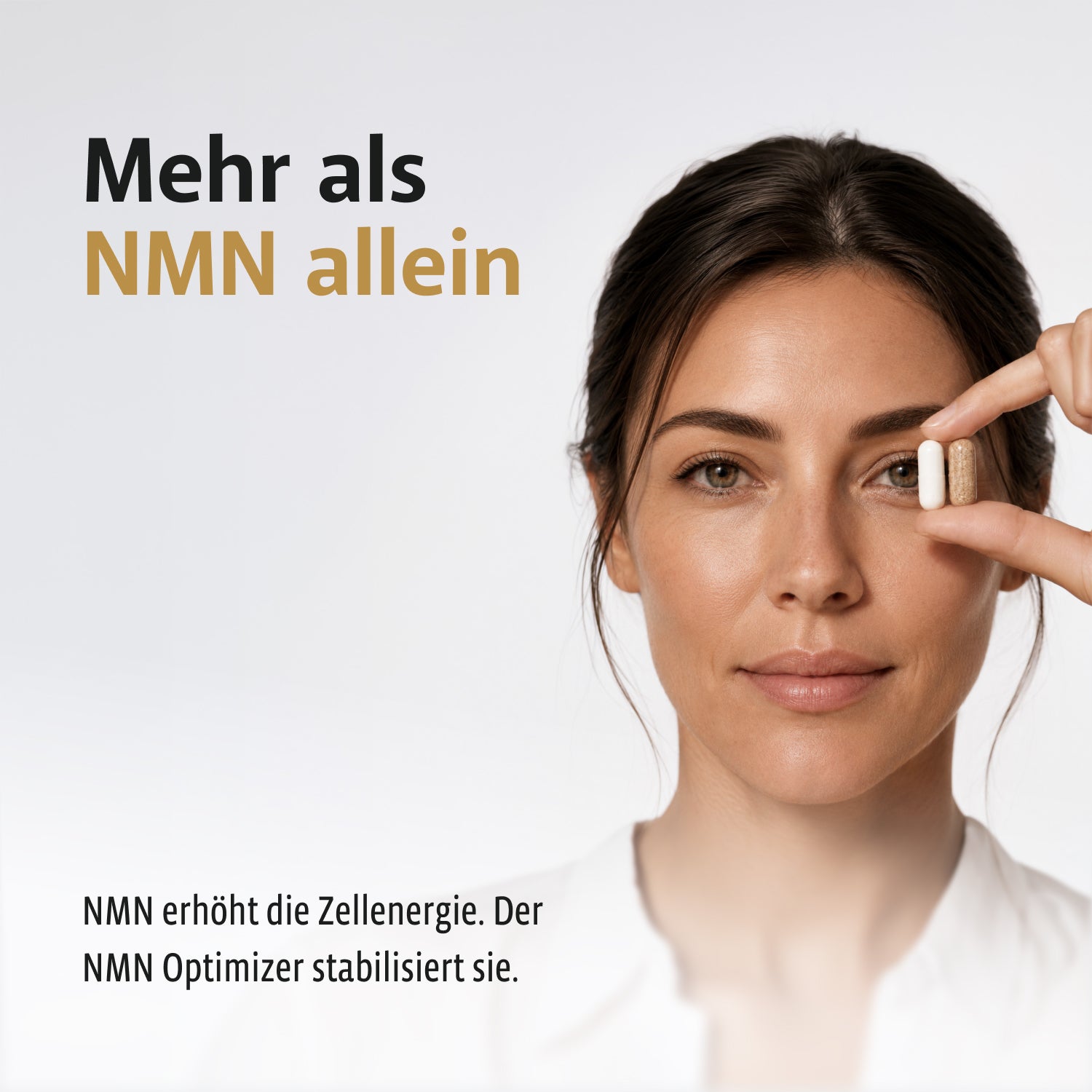 Frau hält NMN und NMN Optimizer Kapseln neben dem Gesicht